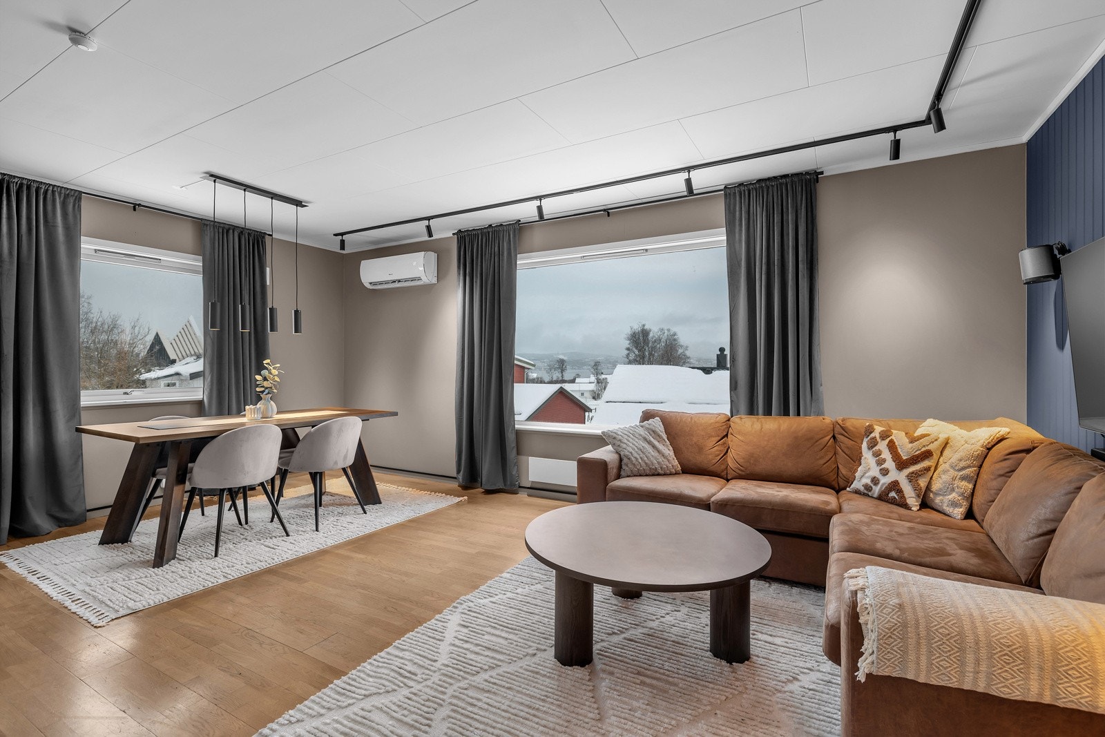 Flott stue med store vindusflater. Galleribilde