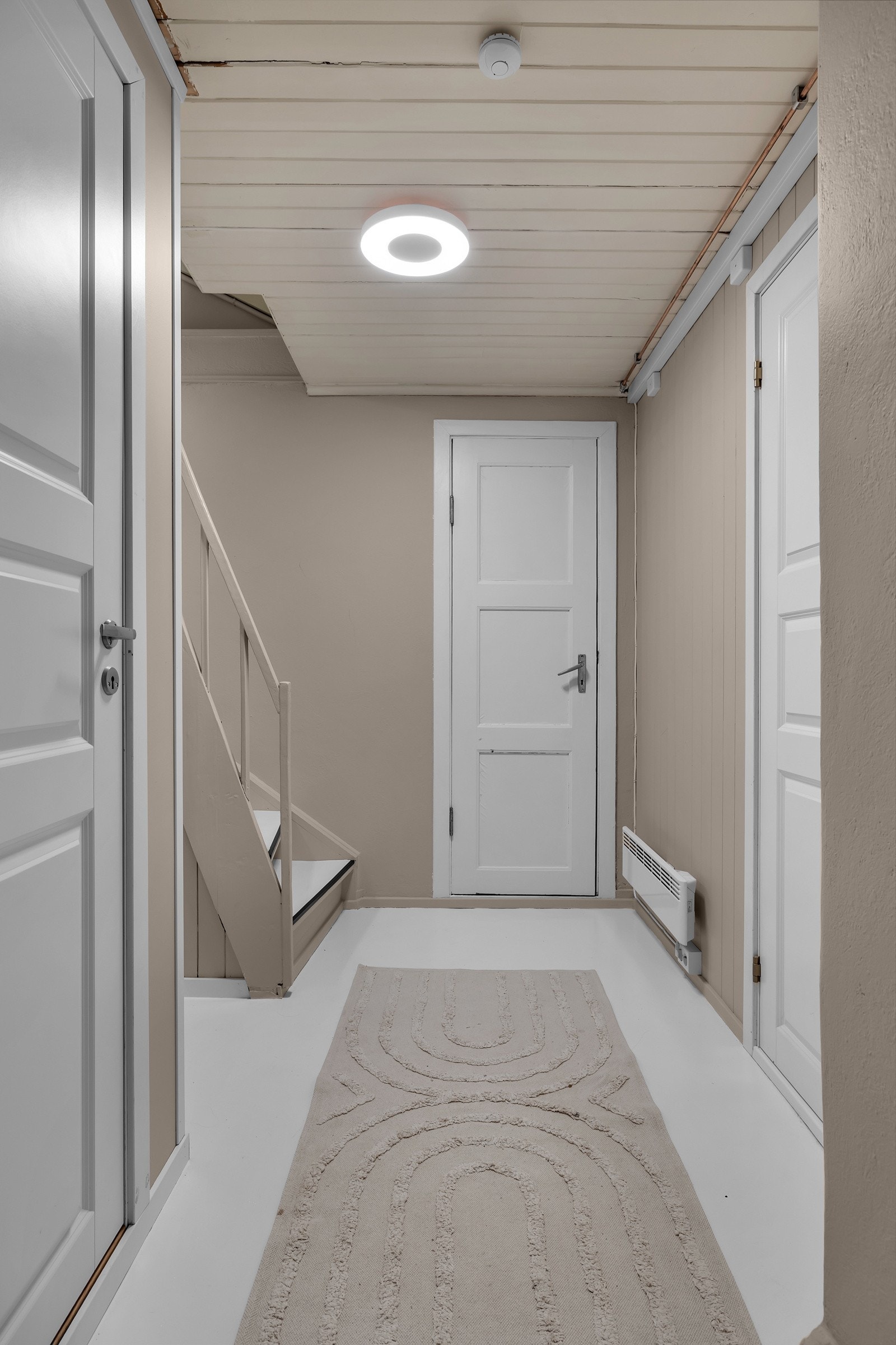 Gang i underetasje hvor bad og bod/diponibelt rom er. Galleribilde