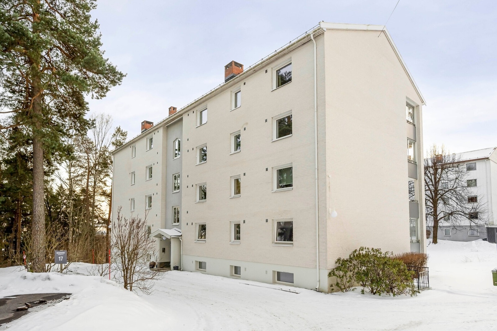 I tillegg disponerer boligen en ekstern kjellerbod på ca. 6 kvm som gir god lagringsplass til sesongutstyr og annet. Galleribilde