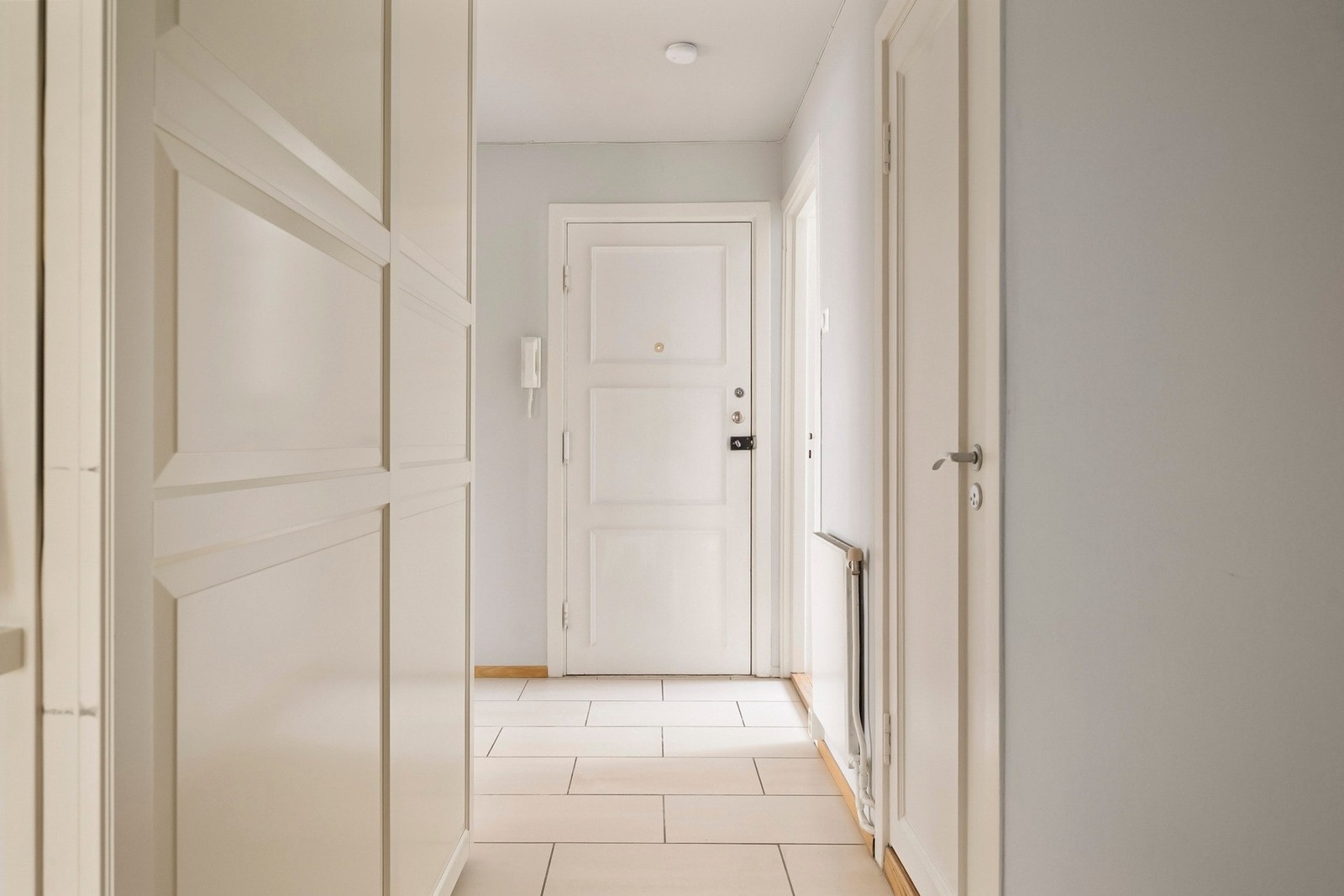 Velkommen inn! Det første som møter deg er en lys og fin entré som gir et godt førsteinntrykk av boligen. Galleribilde