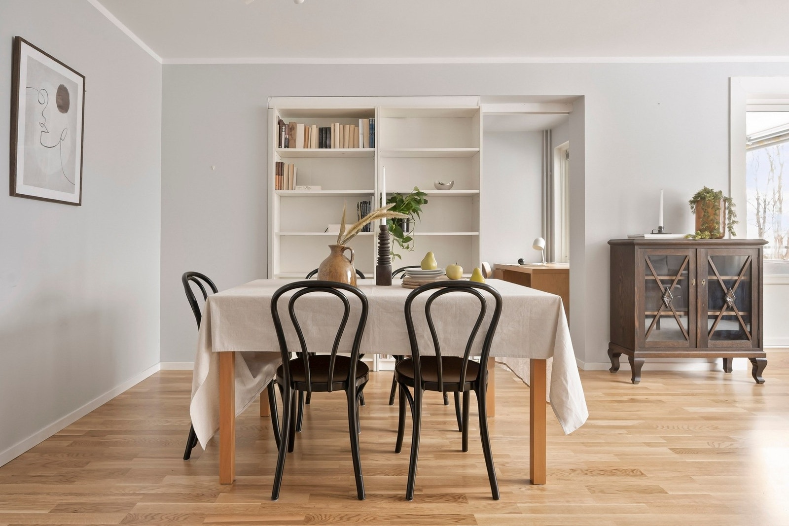 Stuen har god utforming med naturlig plass til en spisegruppe, sofa og TV med tilhørende møblement. Galleribilde