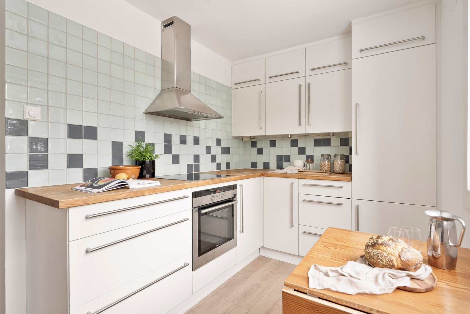 Kjøkkeninnredningen er fra Kvikk (2006) med slette fronter, laminerte skrog og benkeplater av heltre og laminat med nedfelt oppvaskkum. Galleribilde