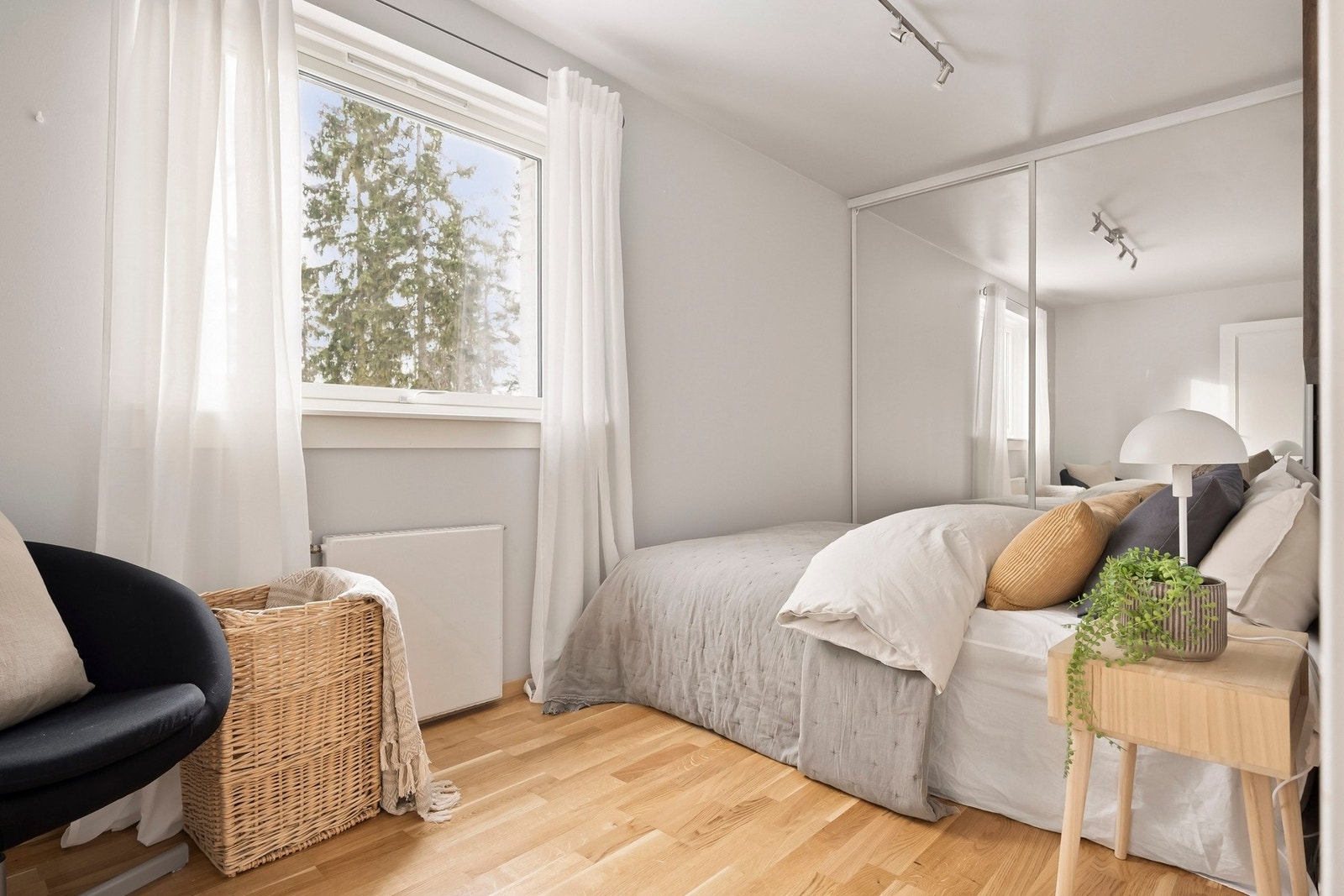 De andre soverommene er også av god størrelse med plass til en seng, nattbord og en oppbevaringsløsning. Galleribilde