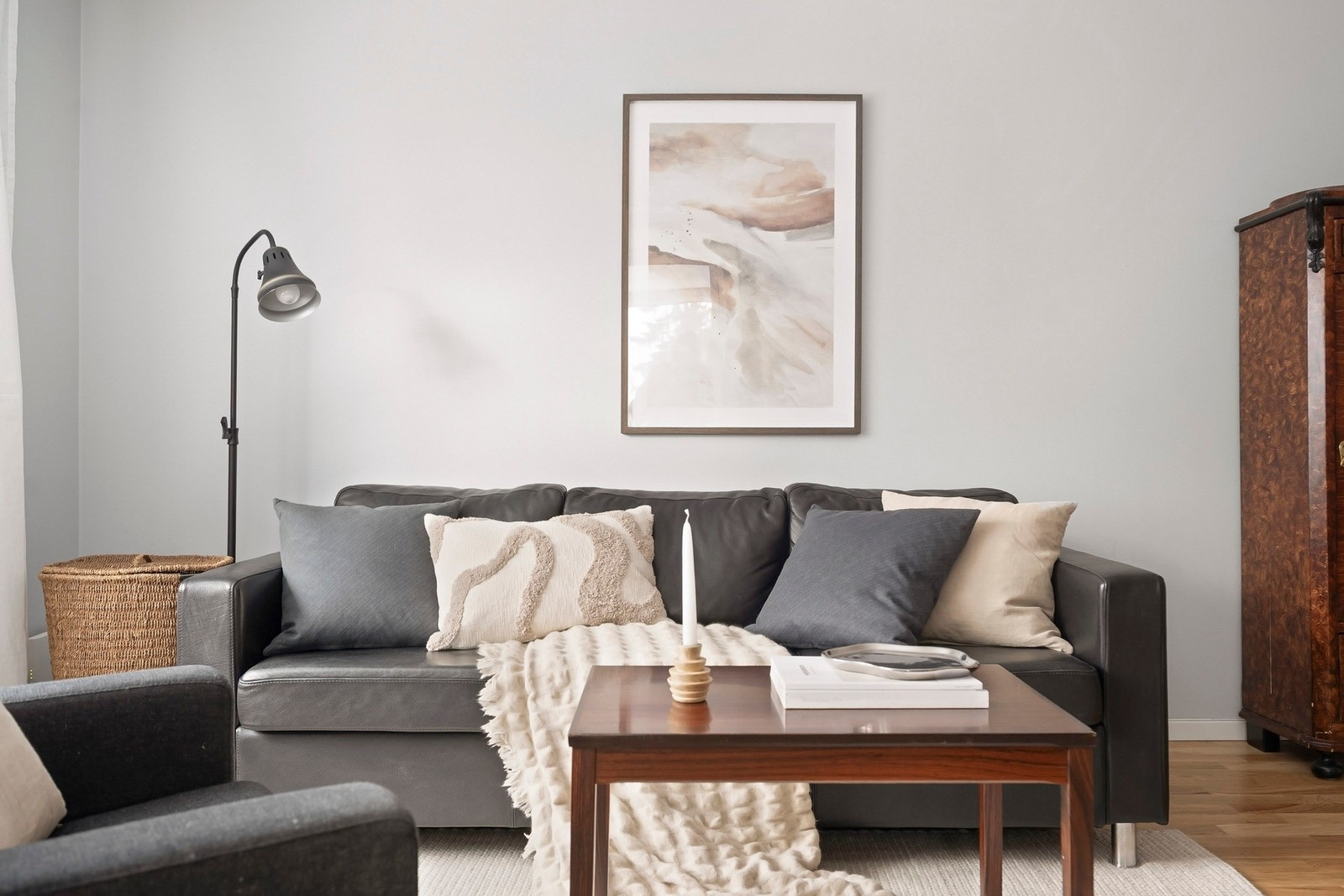 Veggene er malt i lyse farger og gulvet er belagt med parkett. Galleribilde