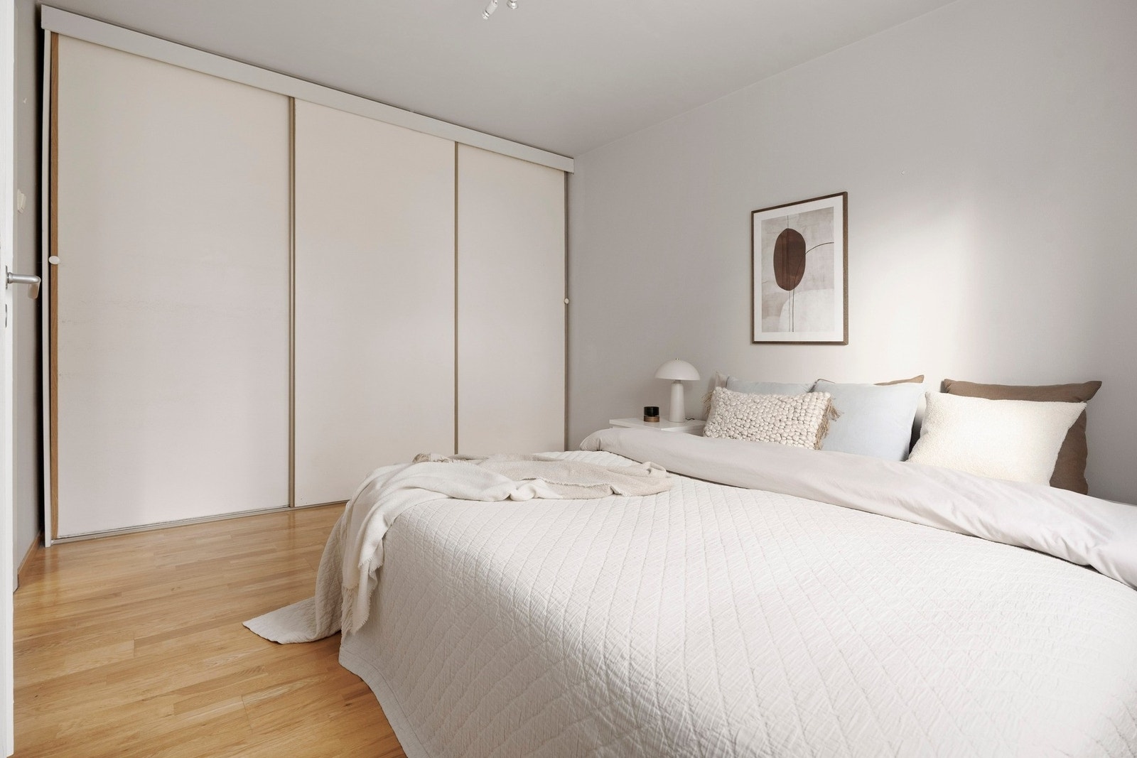 Det er satt inn en romslig skyvedørsgarderobe som byr på god oppbevaringsplass til klær og tilbehør. Galleribilde