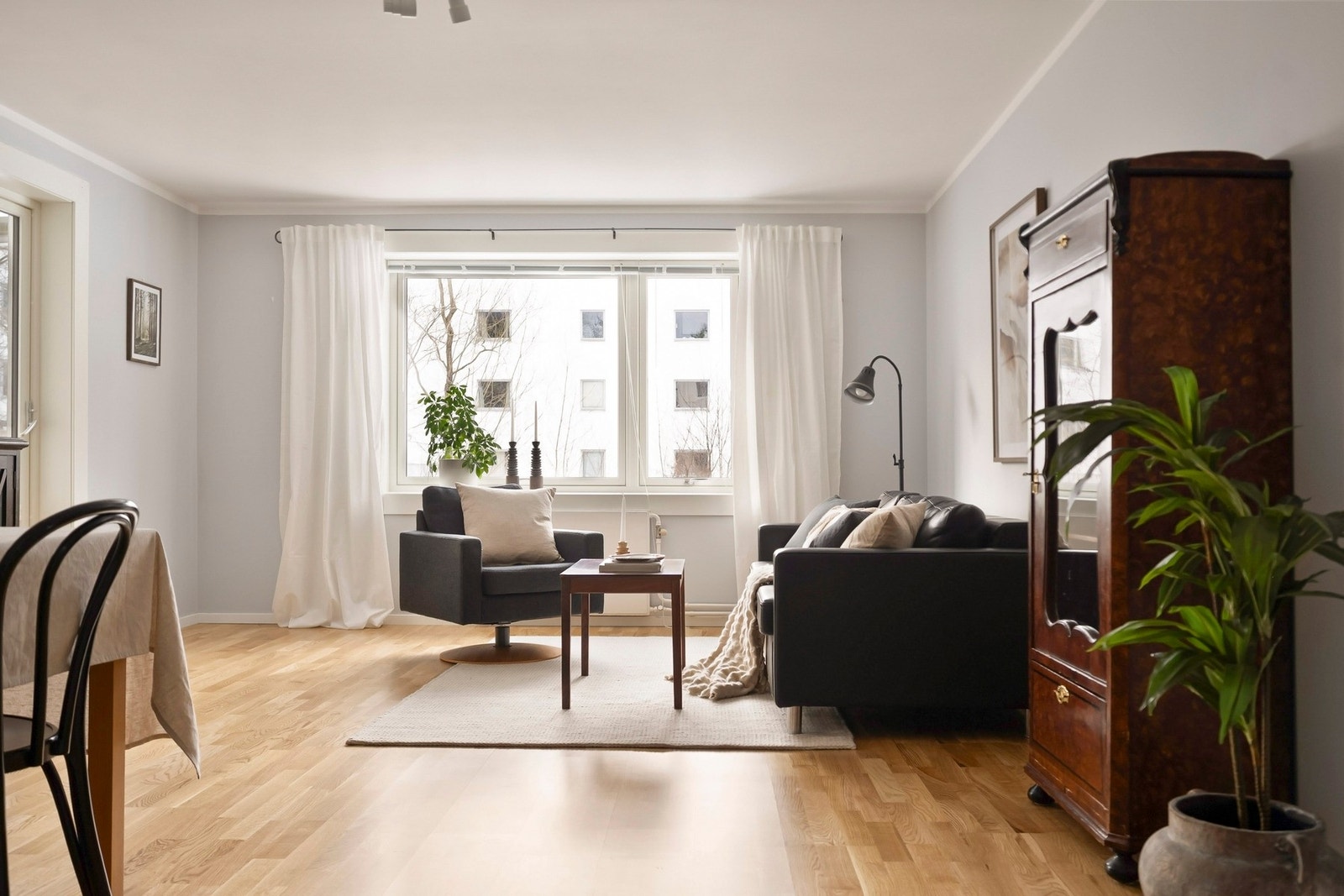 Boligens sosiale sone er innbydende med gode møbleringsmuligheter. Galleribilde