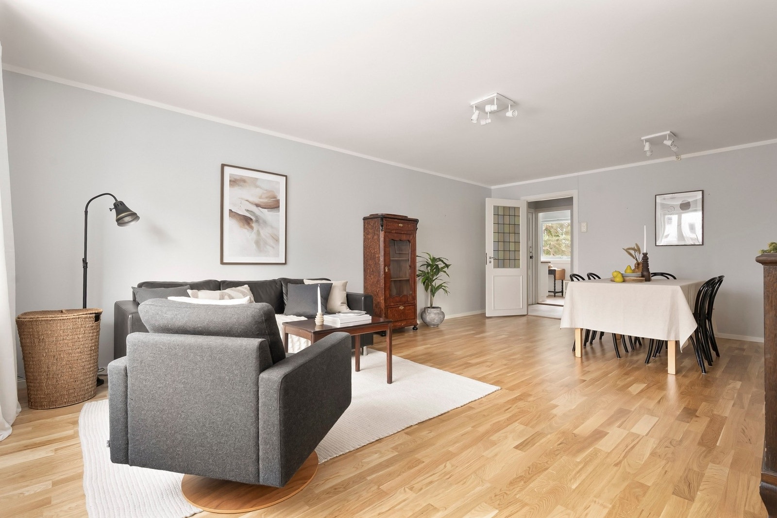 Boligen har oppvarming med radiatorer fra jordvarmeanlegg og fikk nye vinduer og balkongdør i 2023. Galleribilde