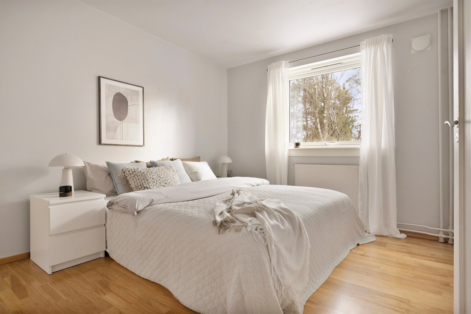 Hovedsoverommet er romslig med god plass til dobbeltseng, nattbord og dekor. Galleribilde