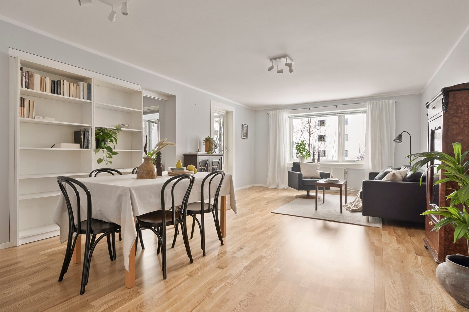 En lys og pen 4-roms endeleilighet med flott beliggenhet på Østerås/Eiksmarka uten gjennomgangstrafikk. Galleribilde