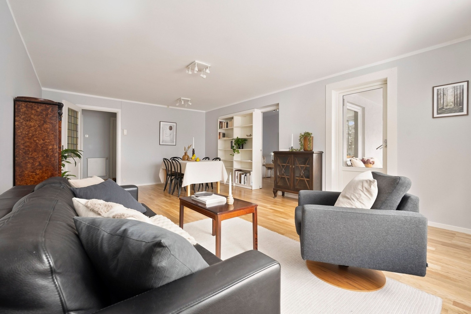 Stuen har god utforming med naturlig plass til en spisegruppe, sofa og TV med tilhørende møblement. Galleribilde