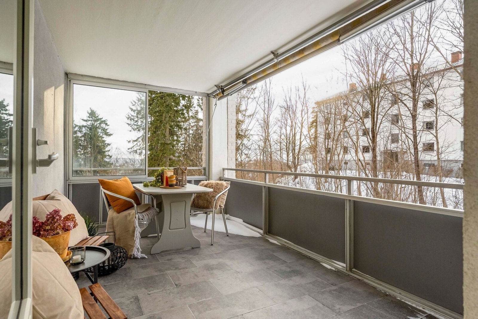 Videre er balkongen utstyrt med markise. Galleribilde