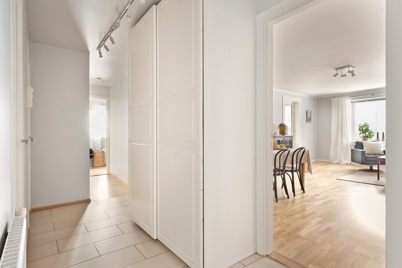 Her er det satt inn et garderobeskap med plass til oppbevaring av yttertøy og sko. Galleribilde