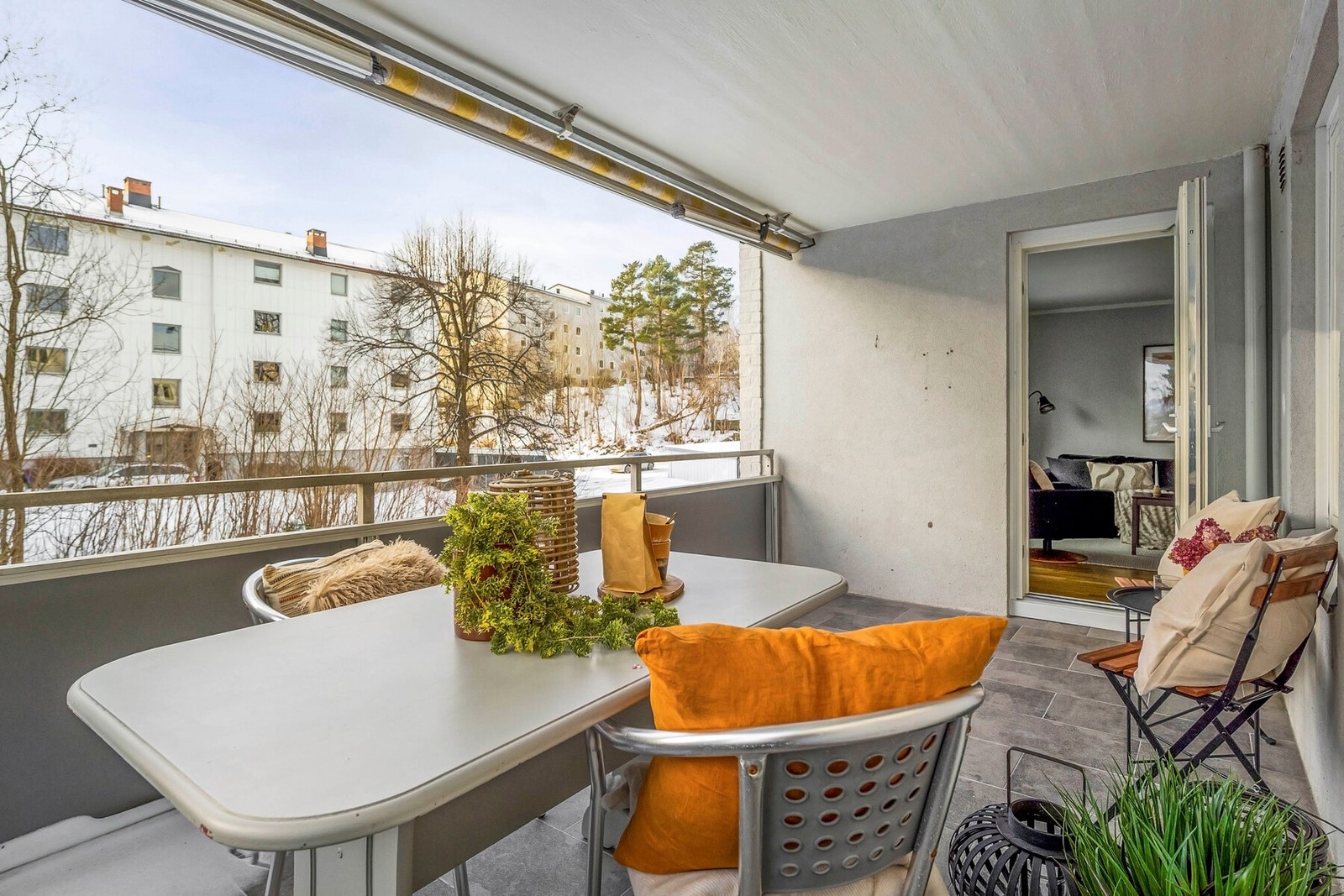 Balkongen vender mot sydvest og byr gode solforhold, med sol fra ca. kl. 11:00 til 21:00 på sommerstid Galleribilde