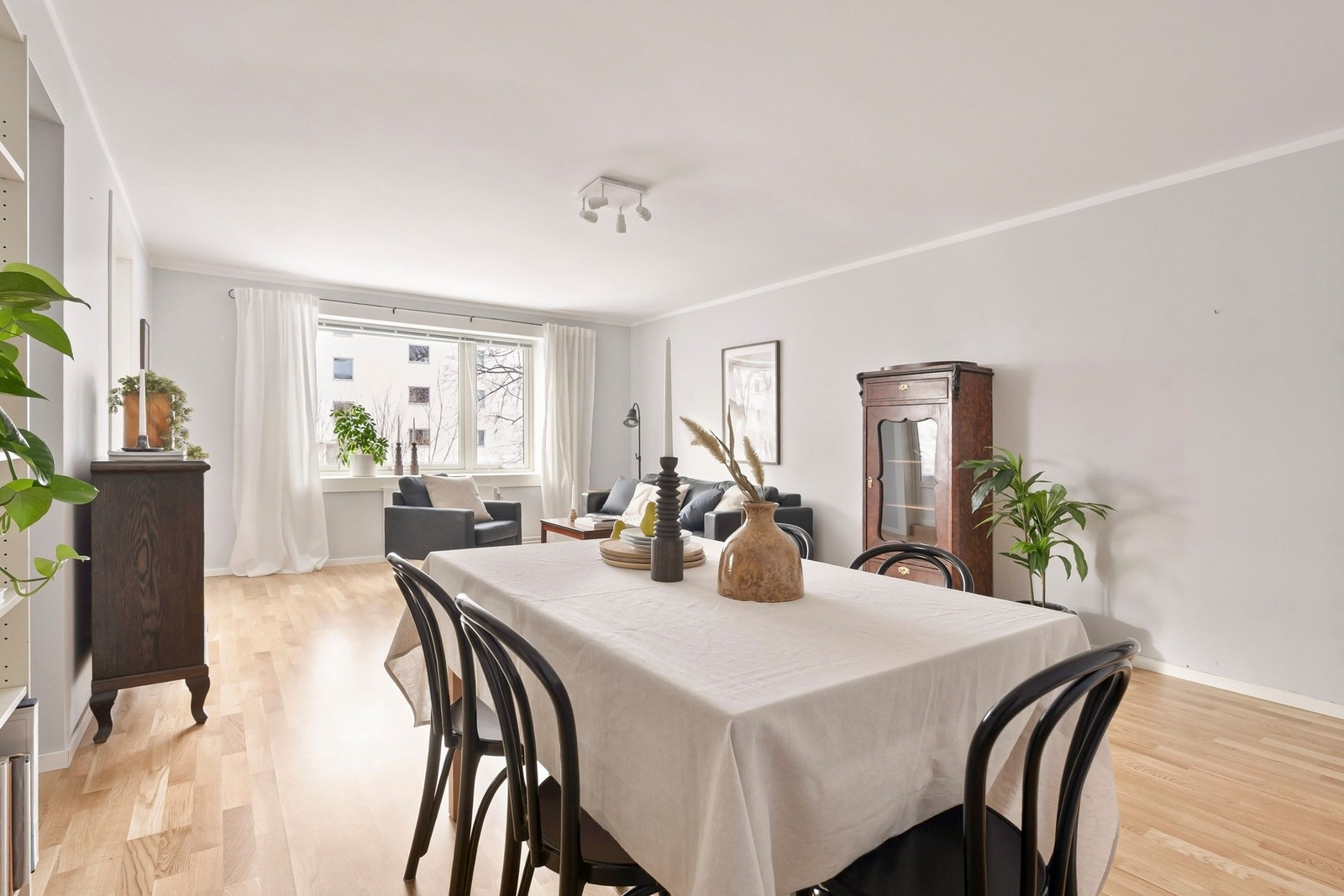 Veggene er malt i lyse farger og gulvet er belagt med parkett. Galleribilde