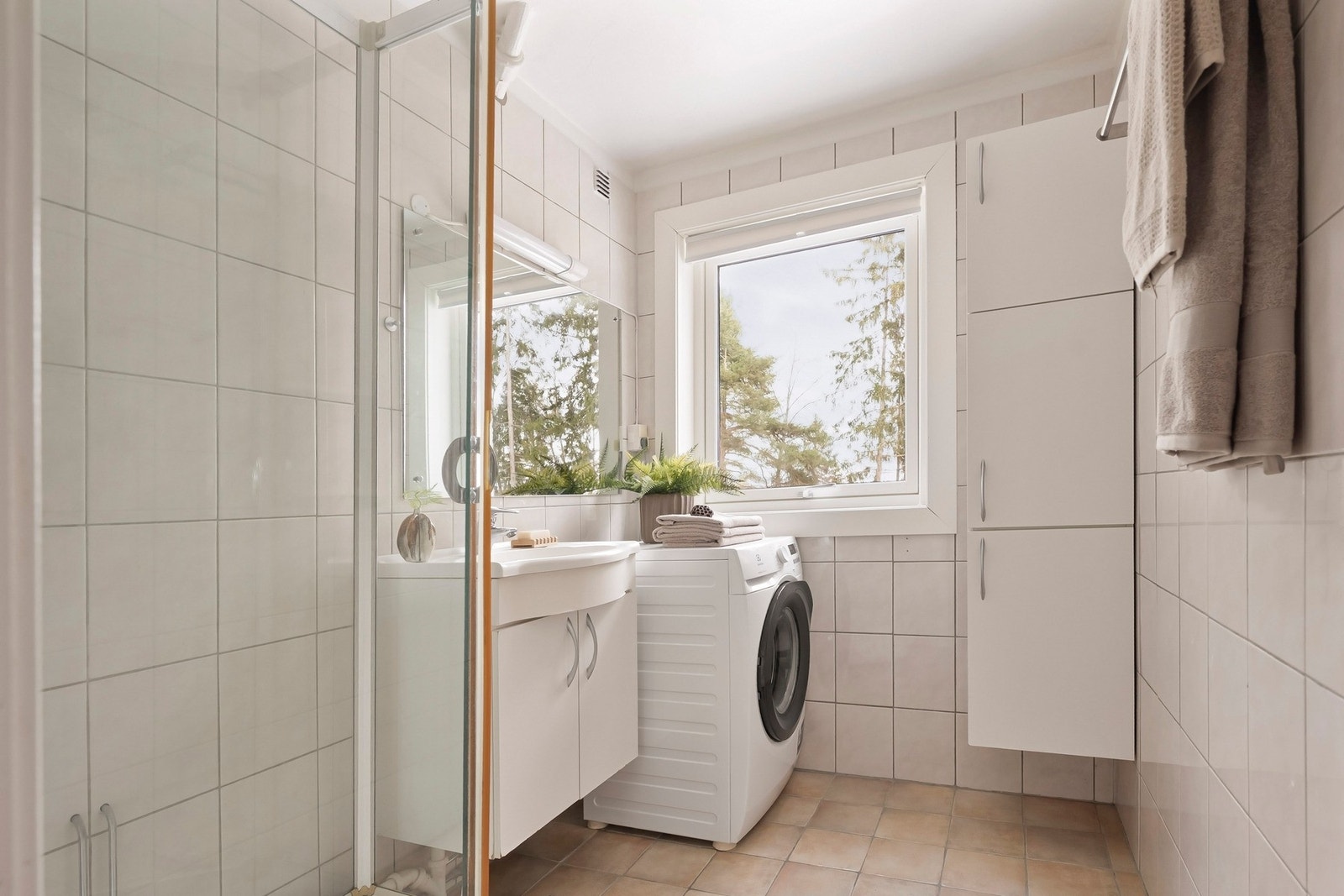 Leiligheten har et flislagt bad med behagelig gulvvarme. Galleribilde