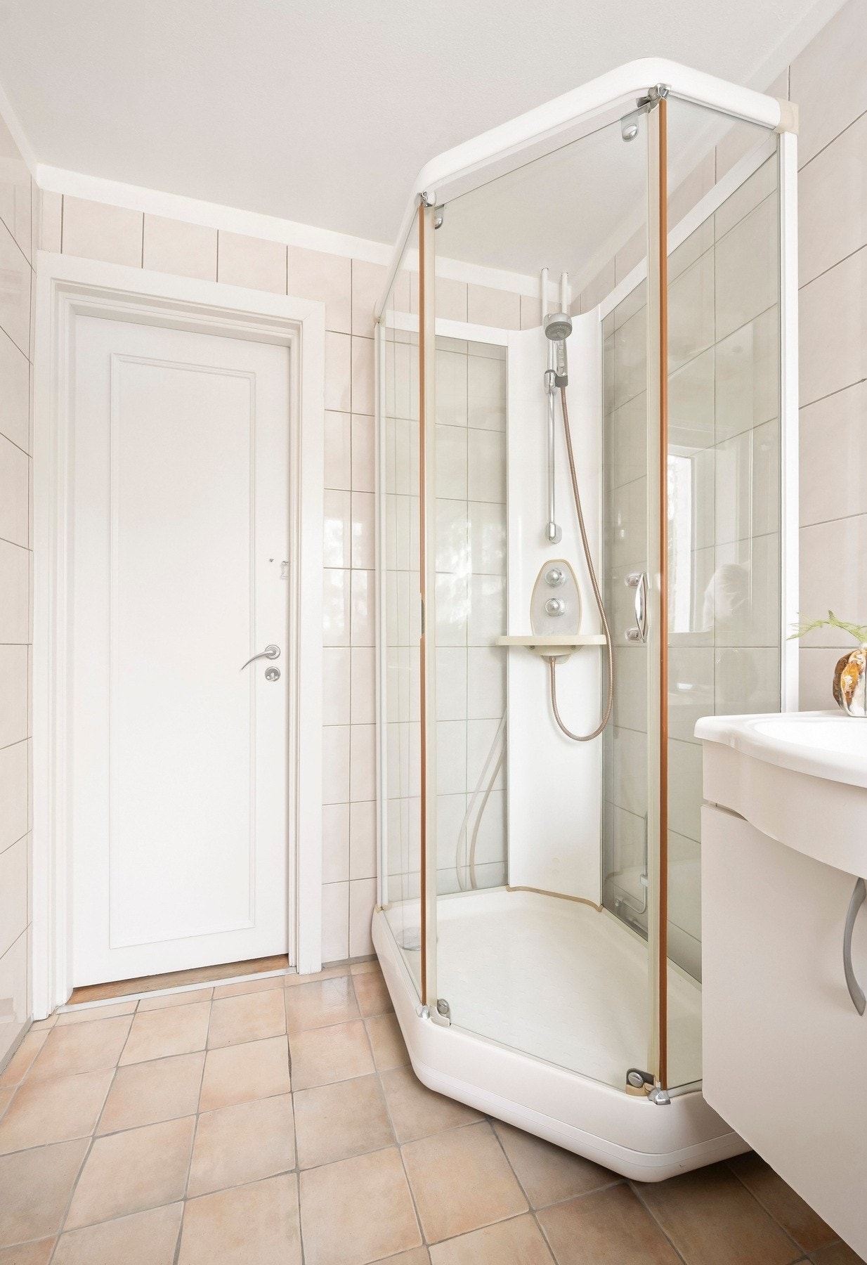 Badet har vegghengt servantinnredning , dusjkabinett og opplegg for vaskemaskin. Galleribilde