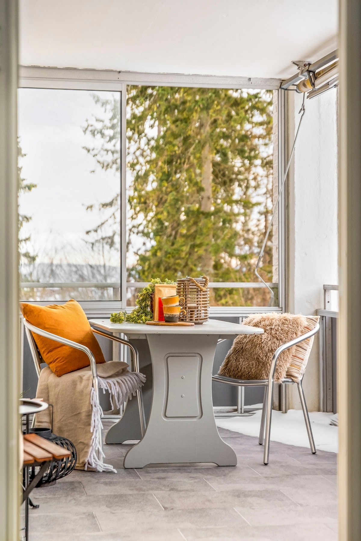 Fra stuen er det utgang til en usjenert, overbygget balkong på ca. 12 kvm. Galleribilde