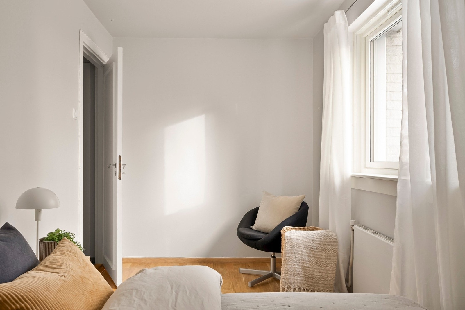 Alle soverom har malte vegger og gulv belagt med parkett. Galleribilde