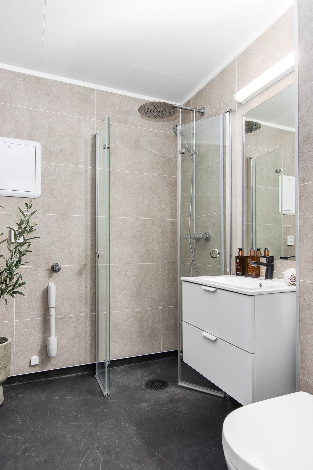 Leiligheten er en av de få som har opplegg til vaskemaskin på badet. Galleribilde