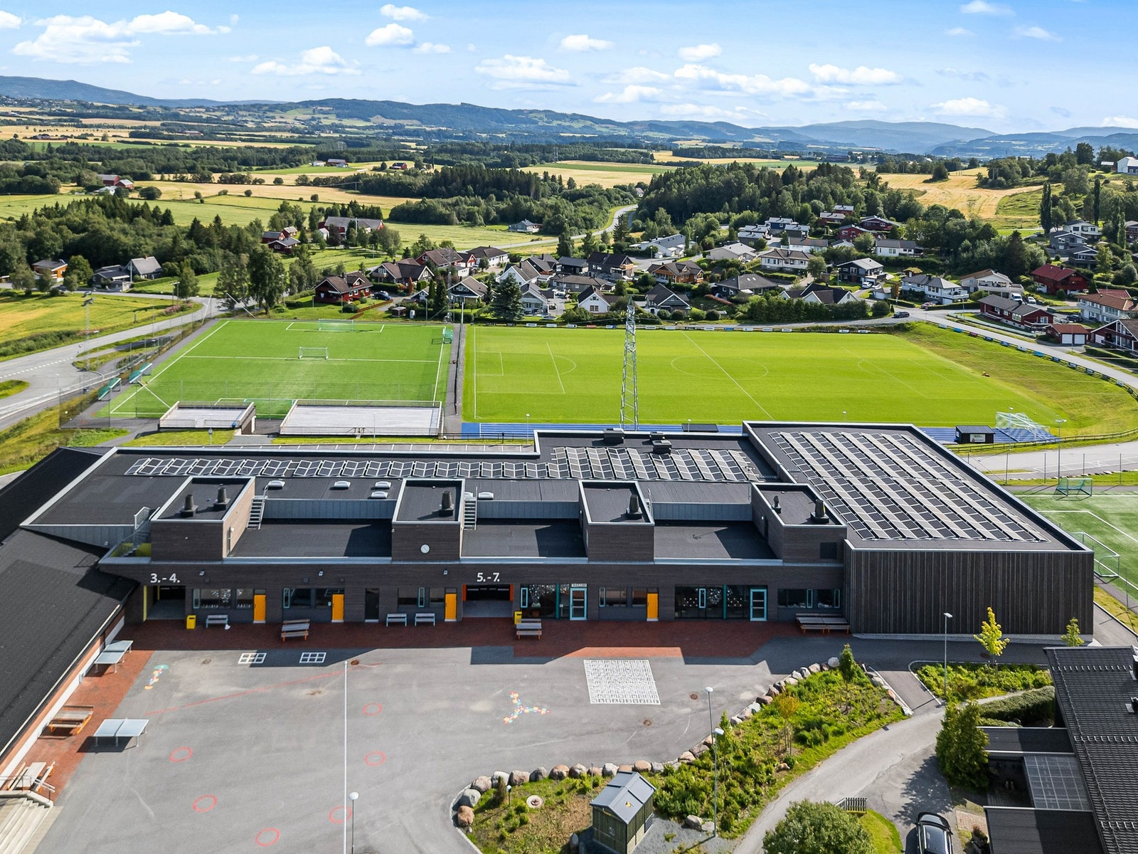 Kort veg inn til skole og aktivitetspark. Galleribilde