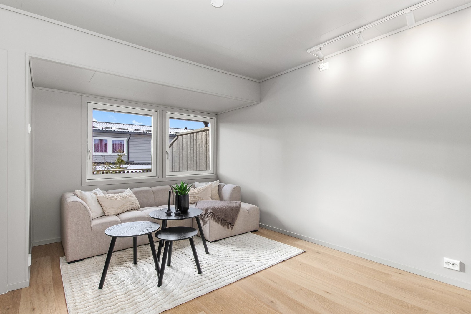 Stue - leiligheten har lave fellesutgifter som har ''alt'' inkludert. Kun Strøm og innboforsikring som kommer i tillegg. Galleribilde