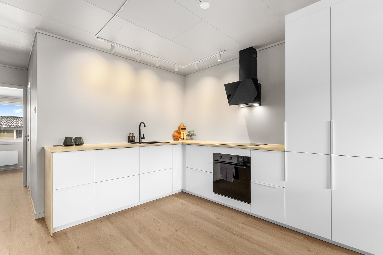 Lekkert kjøkken med integrerte hvitevarer. Galleribilde