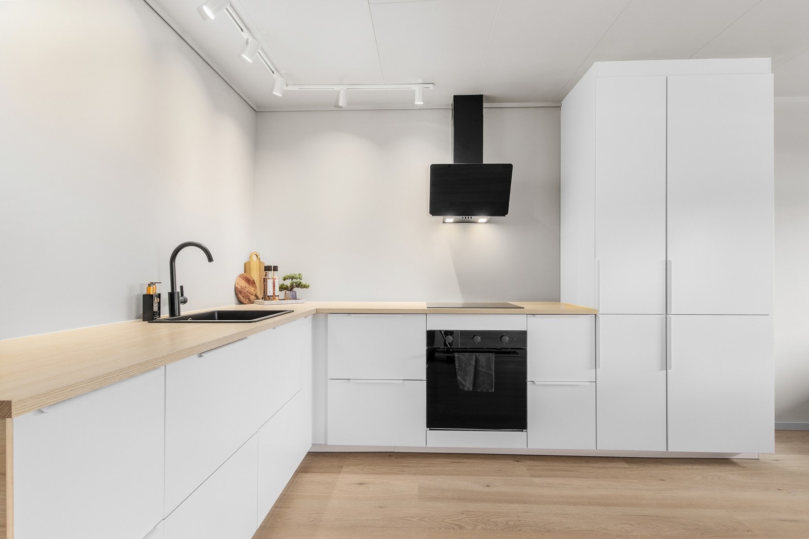 Godt belyst med spott skinne i tak. Galleribilde