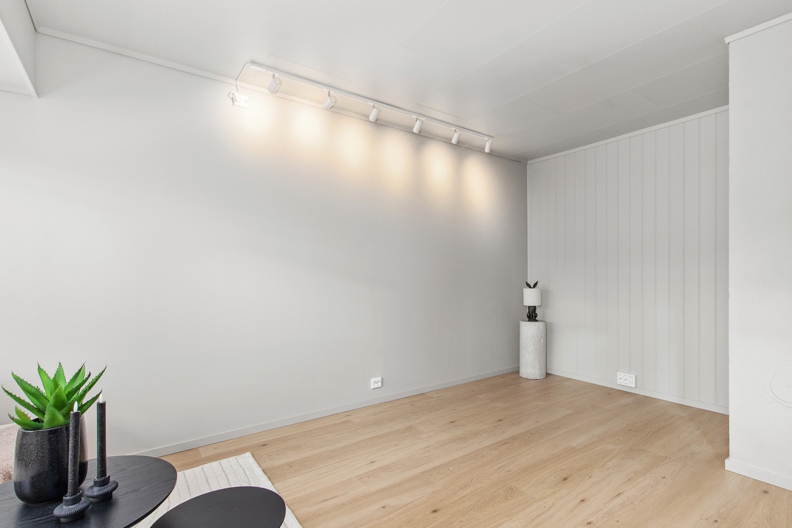 Stue - leiligheten er ikke brukt siden renoveringen som stod ferdig i 2026. Galleribilde