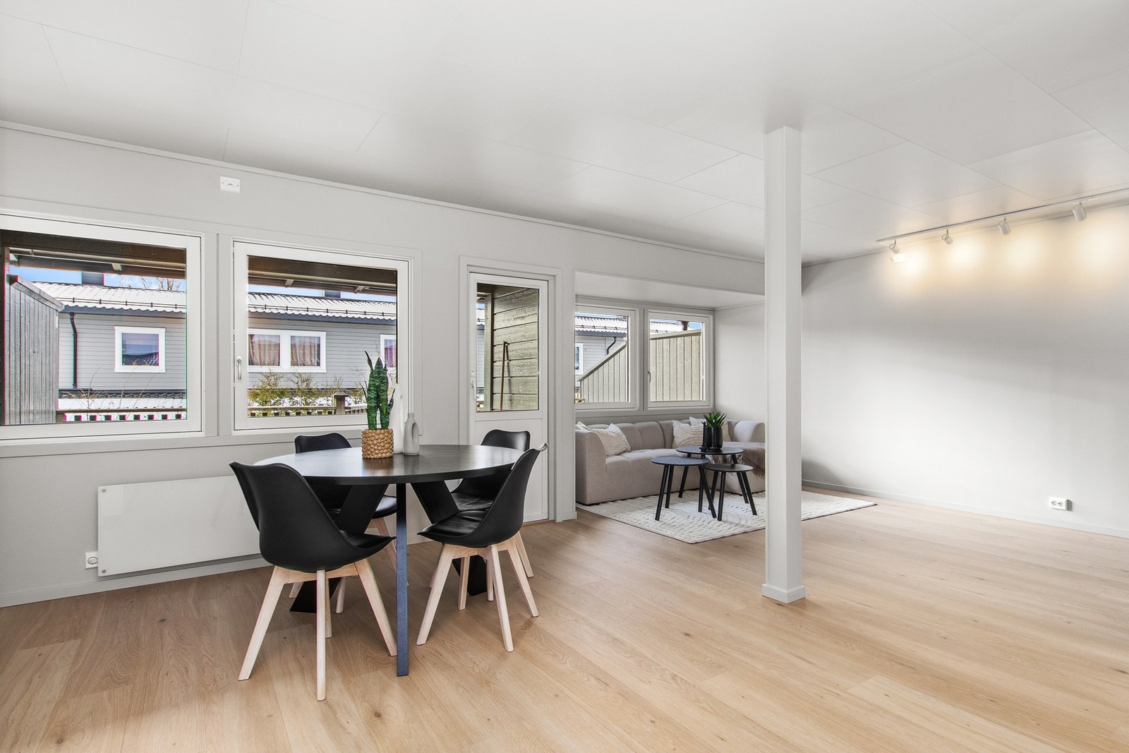 Romslig stue/kjøkkenløsning. Galleribilde