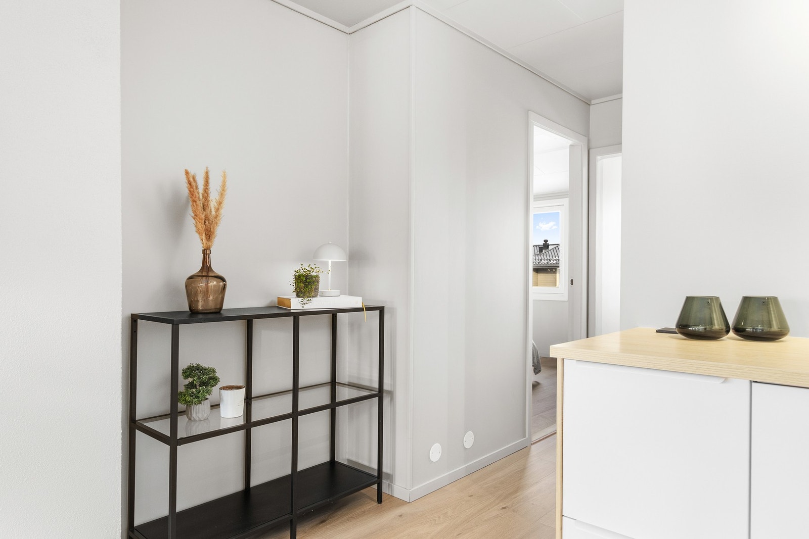 Kjøkken sett inn mot soverom og gang. Galleribilde