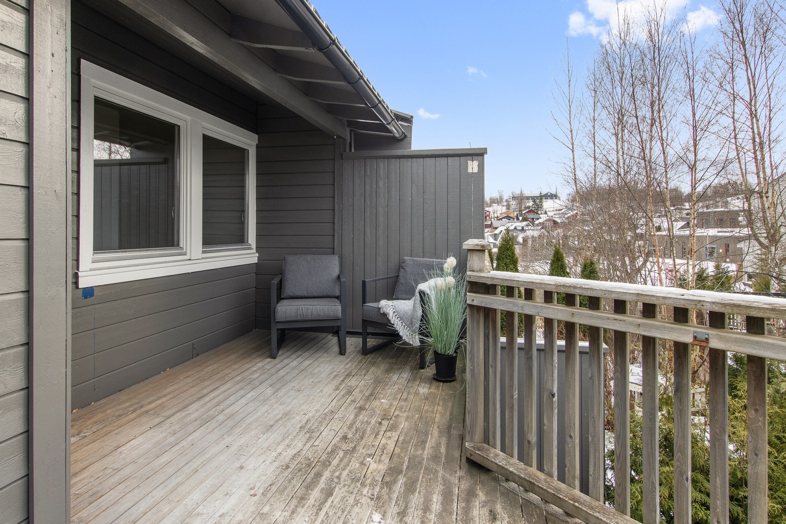 Romslig veranda med god plass til møblement. Galleribilde