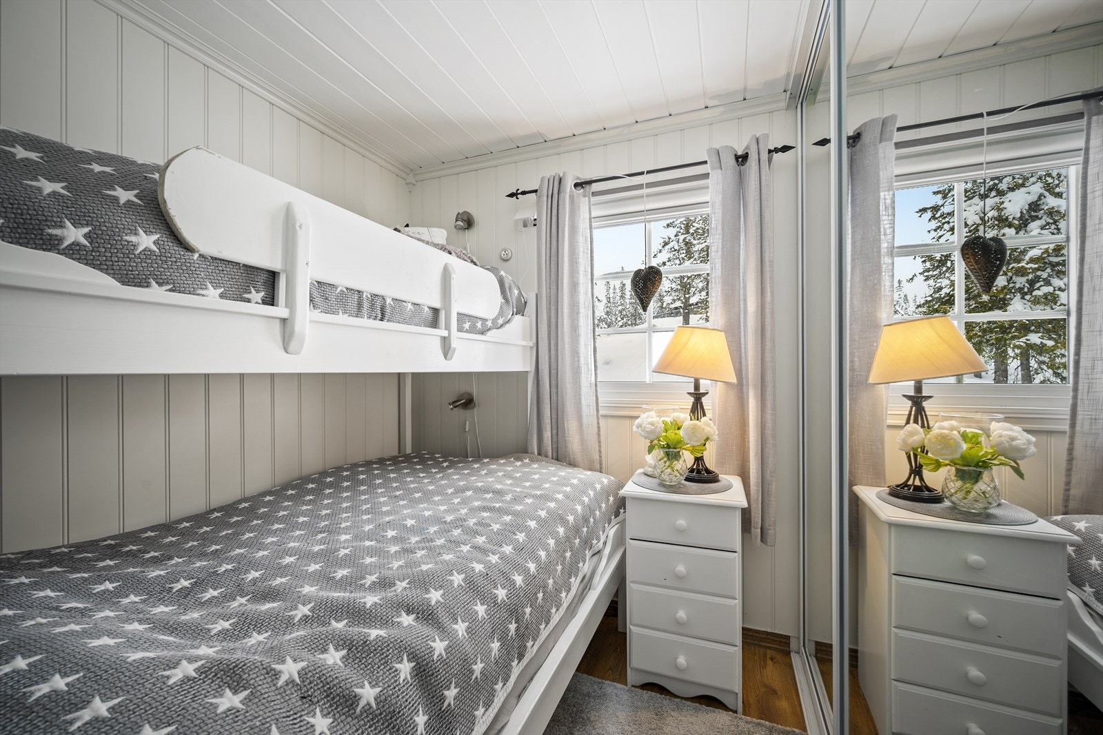 Hvert soverom har vinduer som slipper inn naturlig lys. Galleribilde