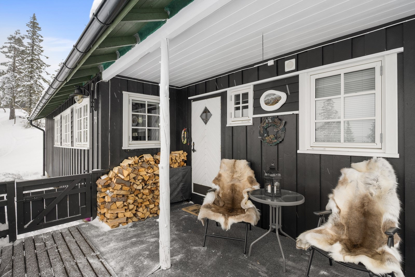 Terrasse som inviterer til morgenkaffe med fjellutsikt. Galleribilde