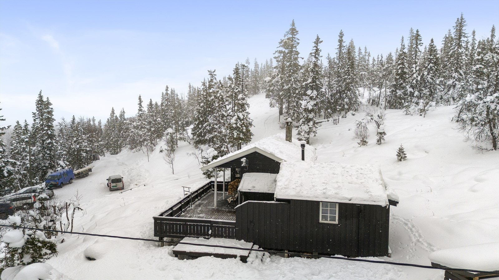 Romslig uteområde med god plass til parkering og snumuligheter. Galleribilde