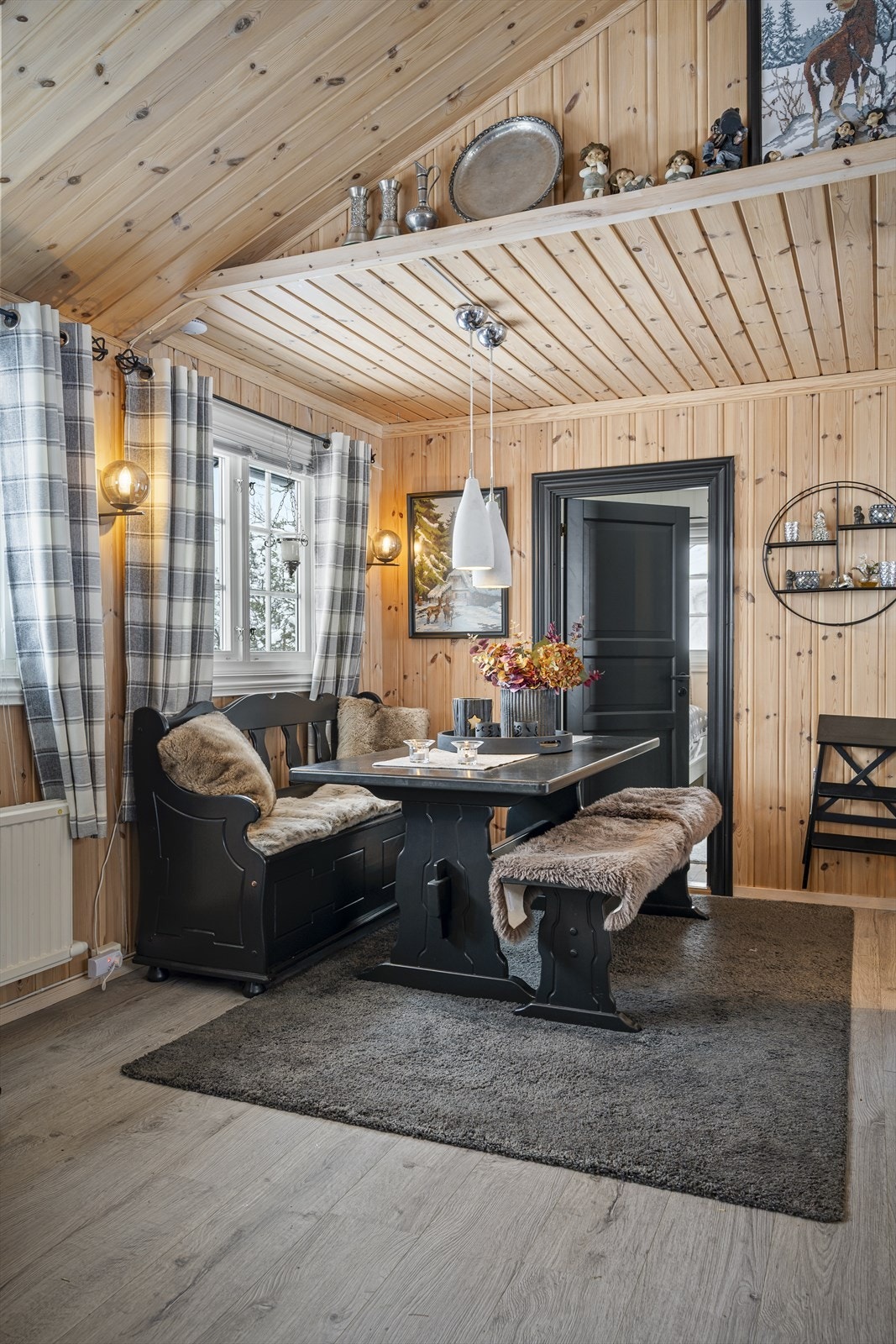 Samlingspunktet i hytta, hvor måltider og gode samtaler står i fokus. Galleribilde