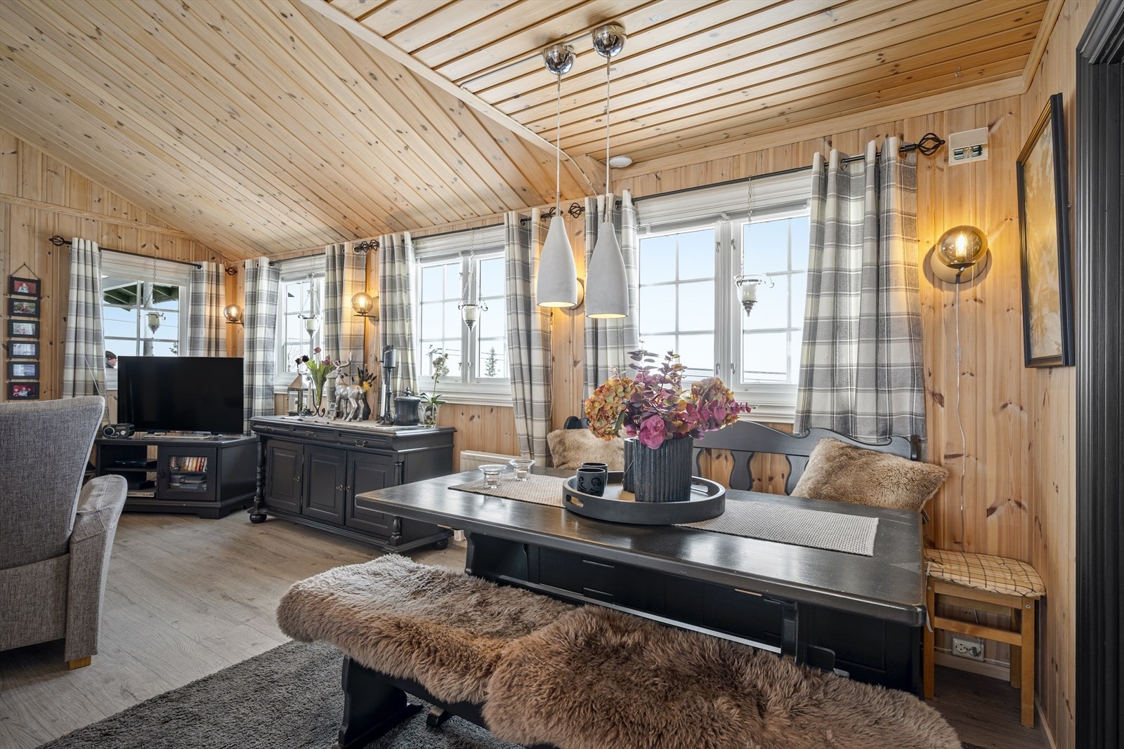 Spisestue med naturlig lys og fin utsikt mot uteområdet. Galleribilde