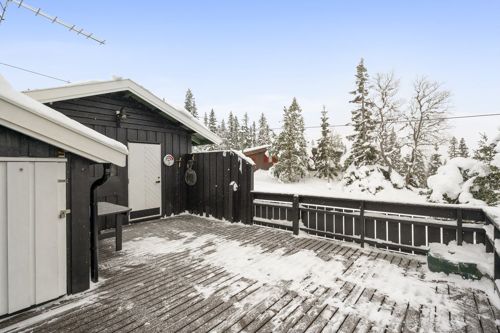 Uteplass med mulighet for flere sittegrupper og hagemøbler. Galleribilde