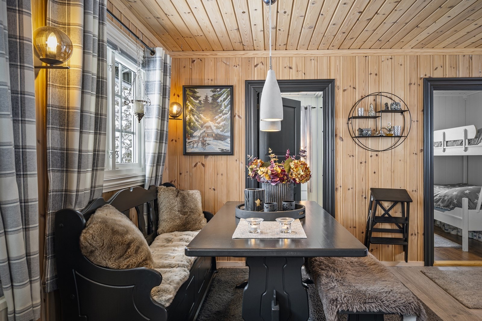 Spisestue i åpen løsning mot kjøkken og stue, perfekt for sosiale sammenkomster. Galleribilde