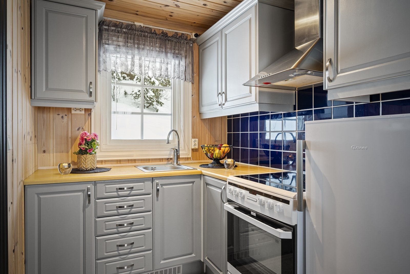 Kjøkken med lys innredning og harmonisk fargevalg. Galleribilde