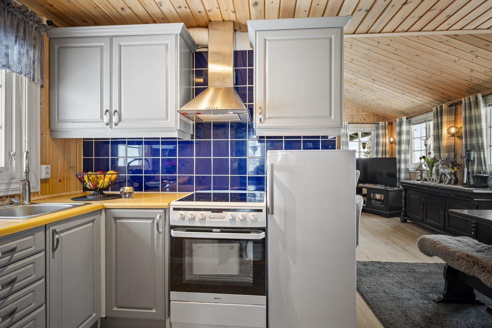 Åpen planløsning gir sosial kontakt mellom stue og kjøkken. Galleribilde