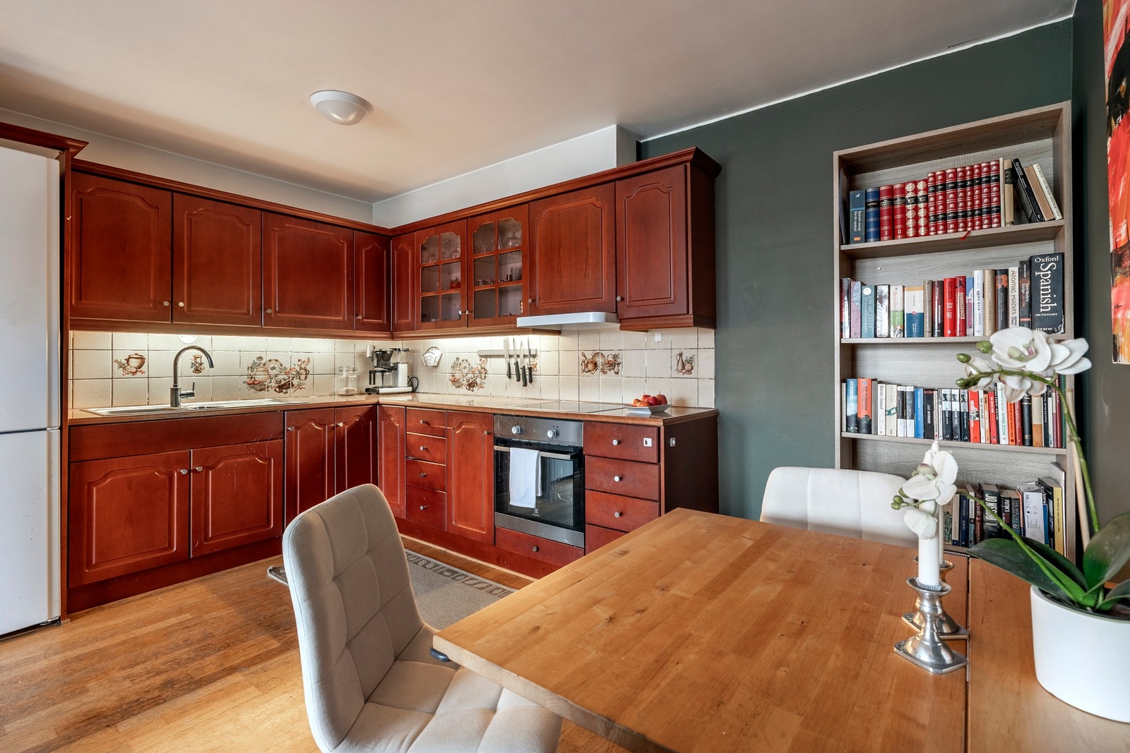 Kjøkkeninnredningen har profilerte fronter kombinert med glass i dører på to overskap, samt laminerte benkeplater med nedfelt oppvaskkum. Galleribilde