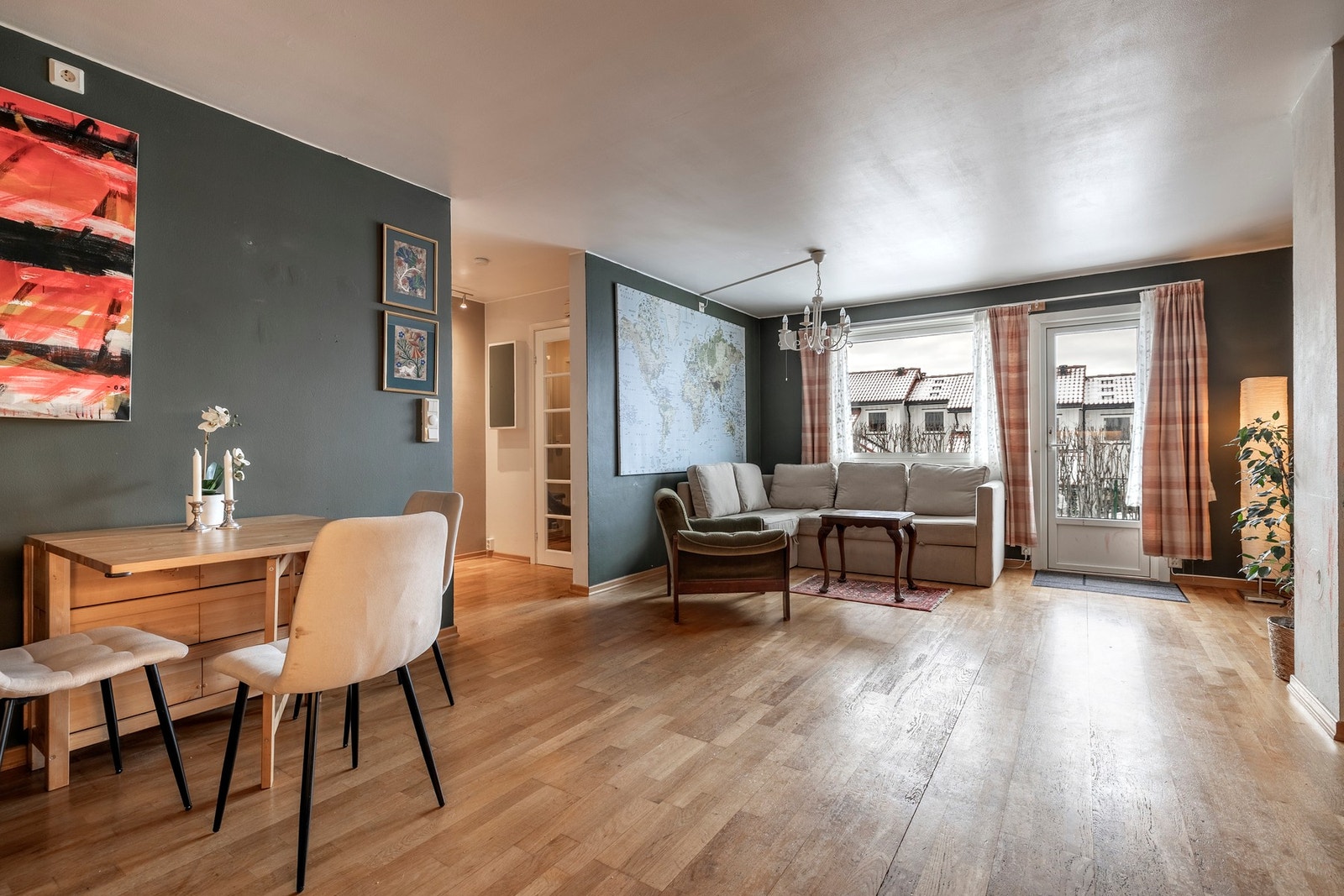 Stuen er malt i grønne fargetoner og har parkett på gulvet. Galleribilde