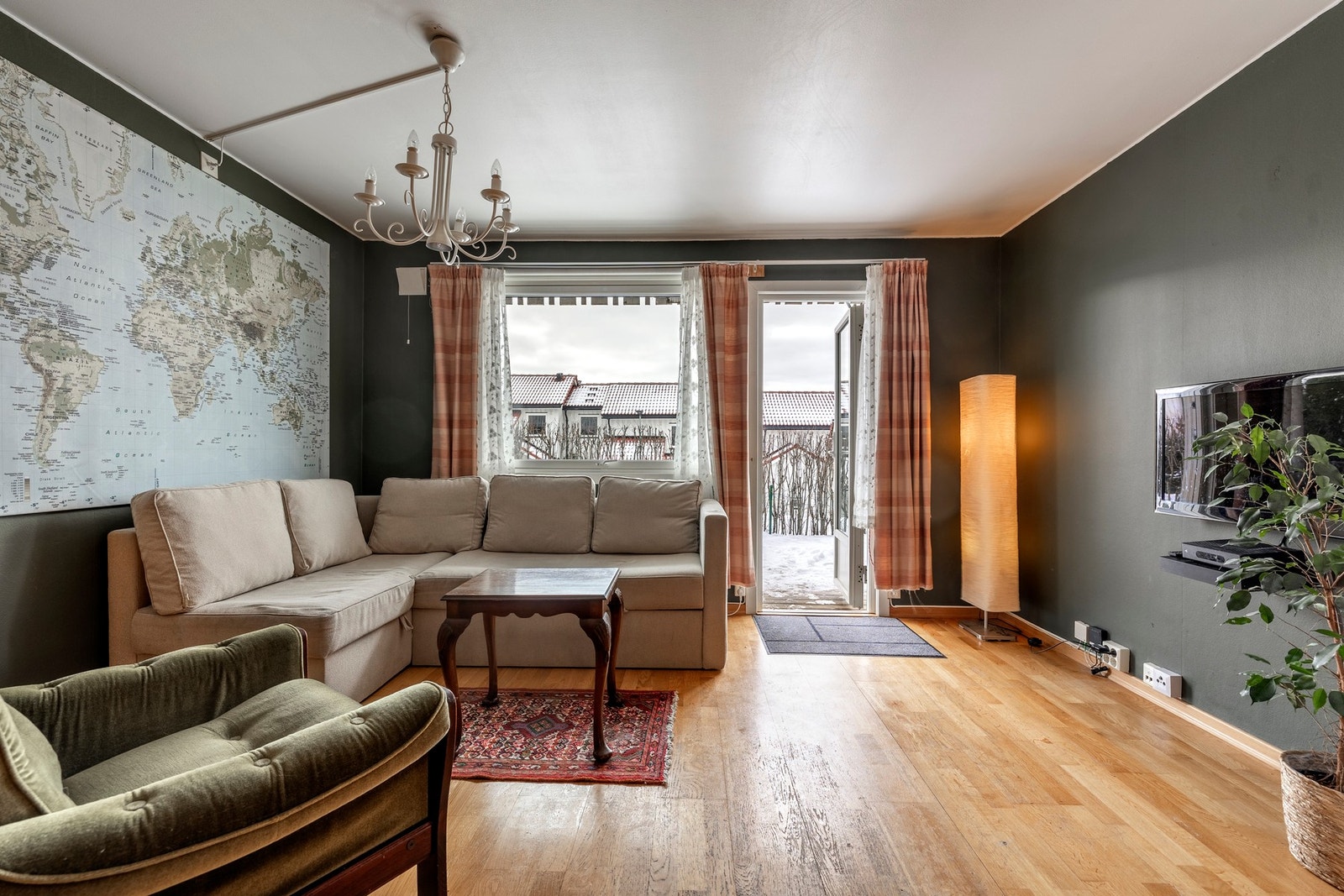 Store vindusflater gir rikelig med dagslys, og fra stuen er det utgang til en romslig terrasse på ca. 29 kvm. Galleribilde