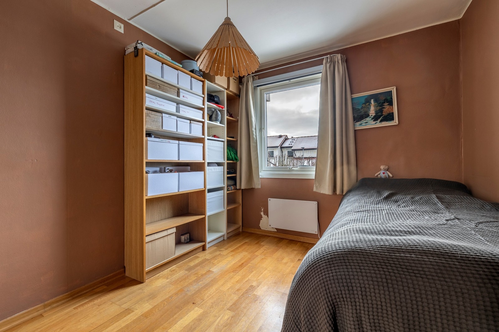 Soverommet er romslig og malt i en behagelig fargetone, med parkett på gulvet. Galleribilde