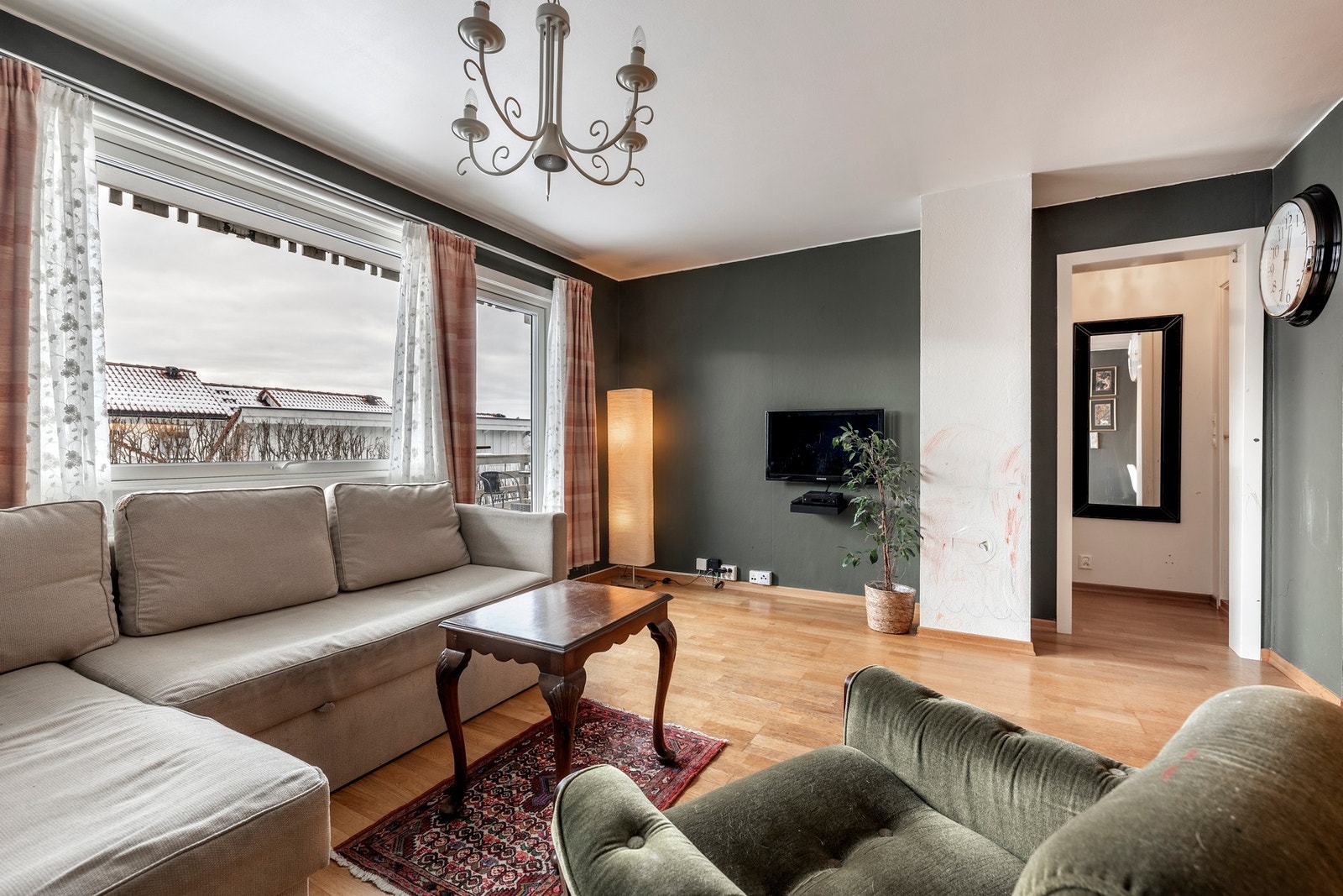 Det er gode møbleringsmuligheter med plass til både sofagruppe, TV-løsning og spisebord i naturlige soner. Galleribilde