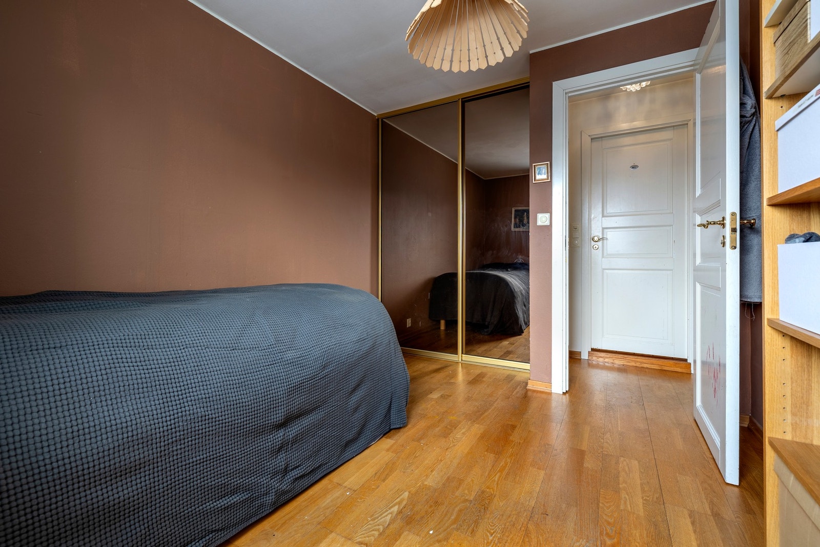 Rommet har en praktisk skyvedørsgarderobe. Galleribilde