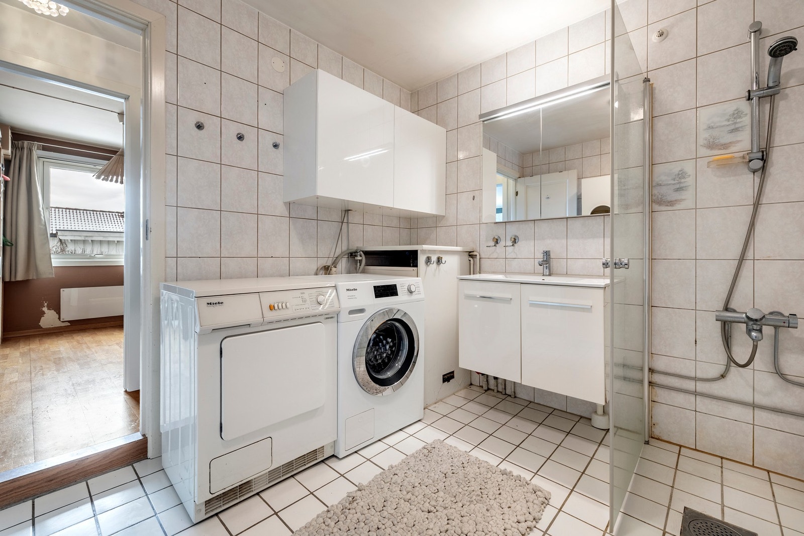 Badet har flislagte vegger og flislagt gulv med varmekabler. Galleribilde