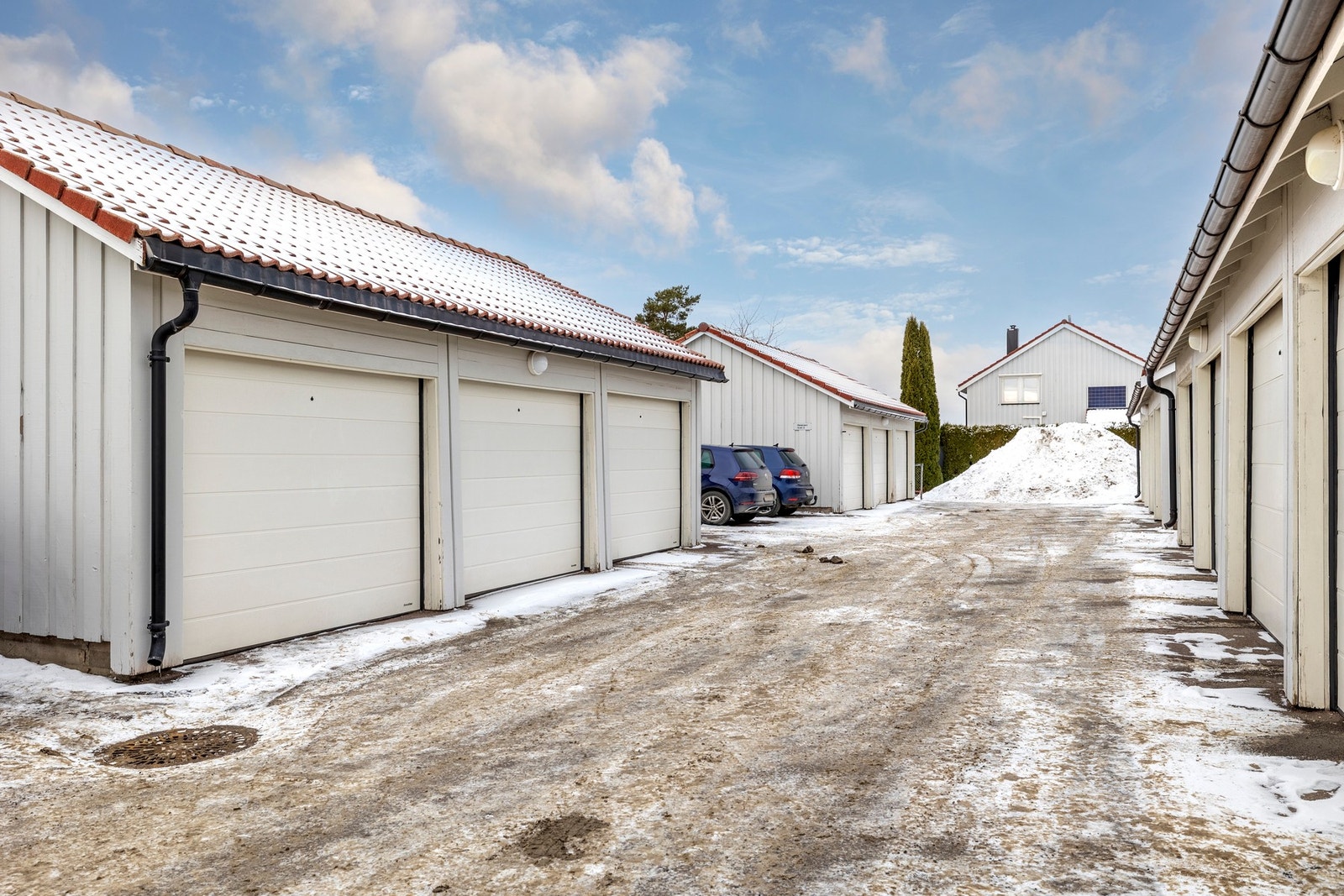 Det er parkering i felles garasjerekke. Galleribilde