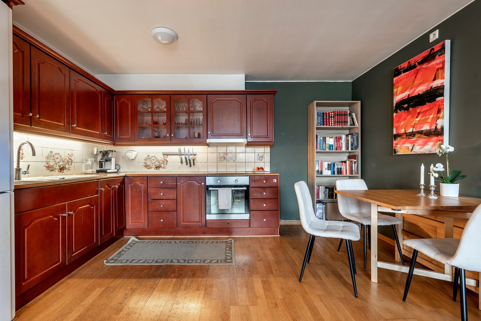 Kjøkkenet er utstyrt med integrerte hvitevarer som induksjonstopp og komfyr, samt et frittstående kjøleskap. Galleribilde