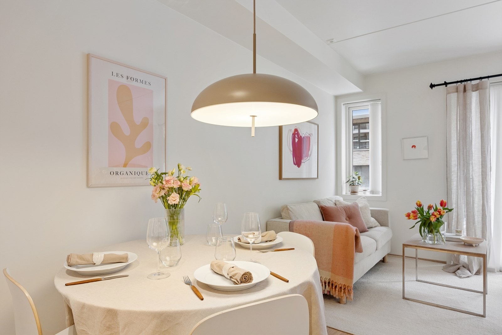 Spisebordet får sin naturlige plass mellom stue- og kjøkkensonen. Galleribilde